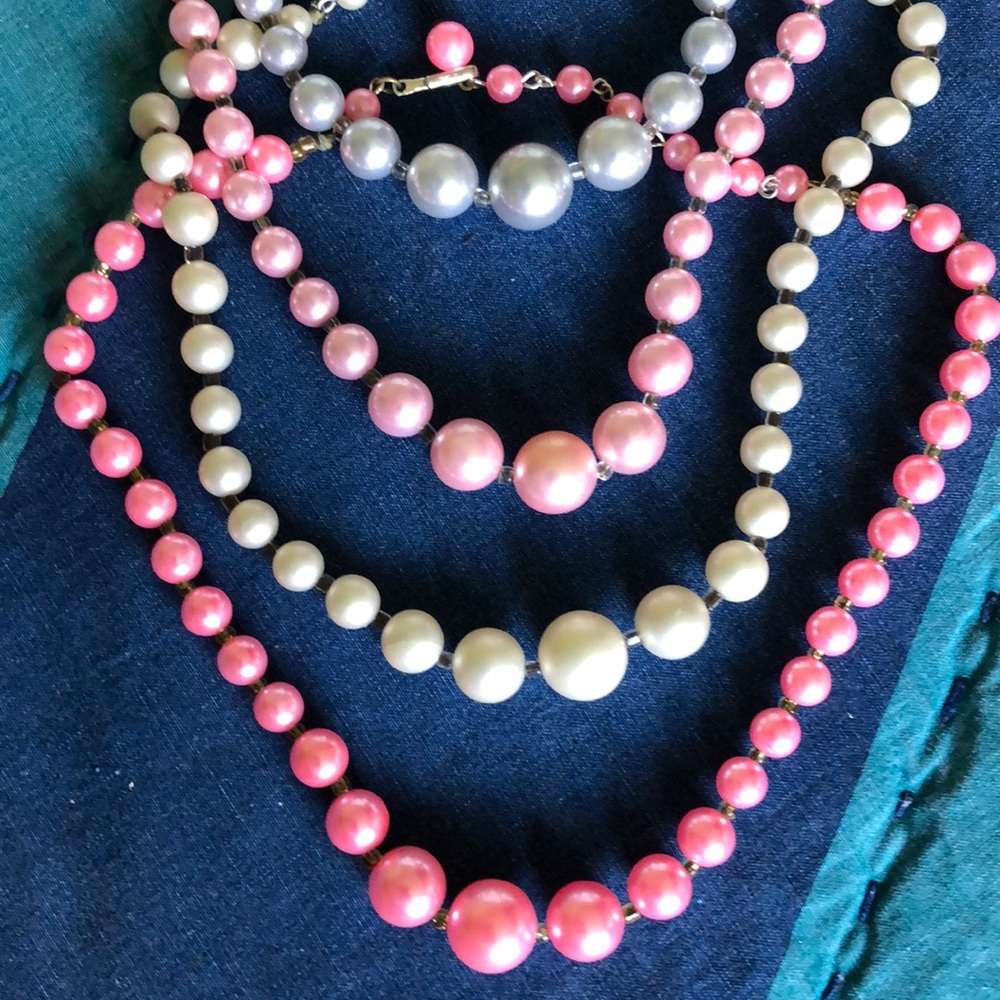 Set of 4 pearly necklaces